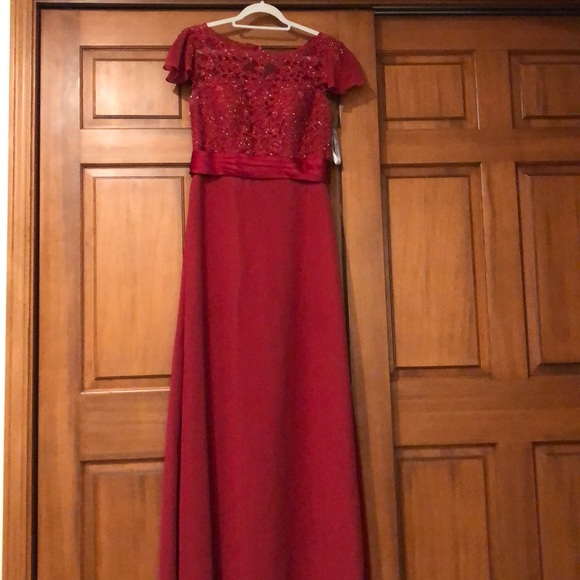 Red dress - Picture 1 of 3